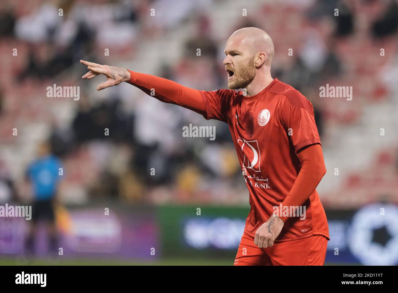 Aron Gunnarsson (17) von Al Arabi im Einsatz während der QNB Stars League zwischen Al Sadd und Al Arabi am 22. Januar 2022 im Grand Hamad Stadium in Doha, Katar. (Foto von Simon Holmes/NurPhoto) Stockfoto