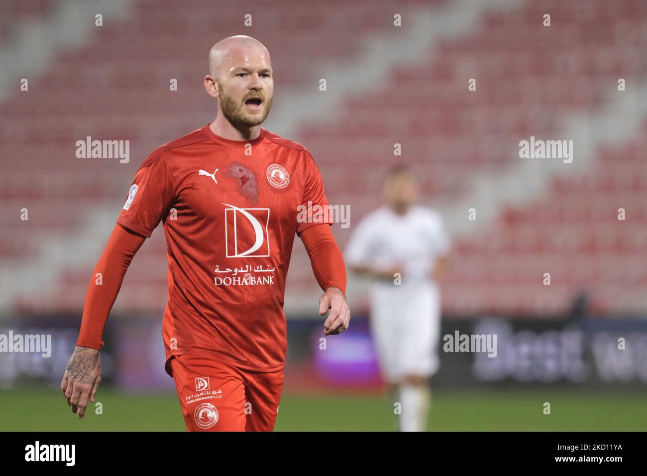 Aron Gunnarsson (17) von Al Arabi im Einsatz während der QNB Stars League zwischen Al Sadd und Al Arabi am 22. Januar 2022 im Grand Hamad Stadium in Doha, Katar. (Foto von Simon Holmes/NurPhoto) Stockfoto