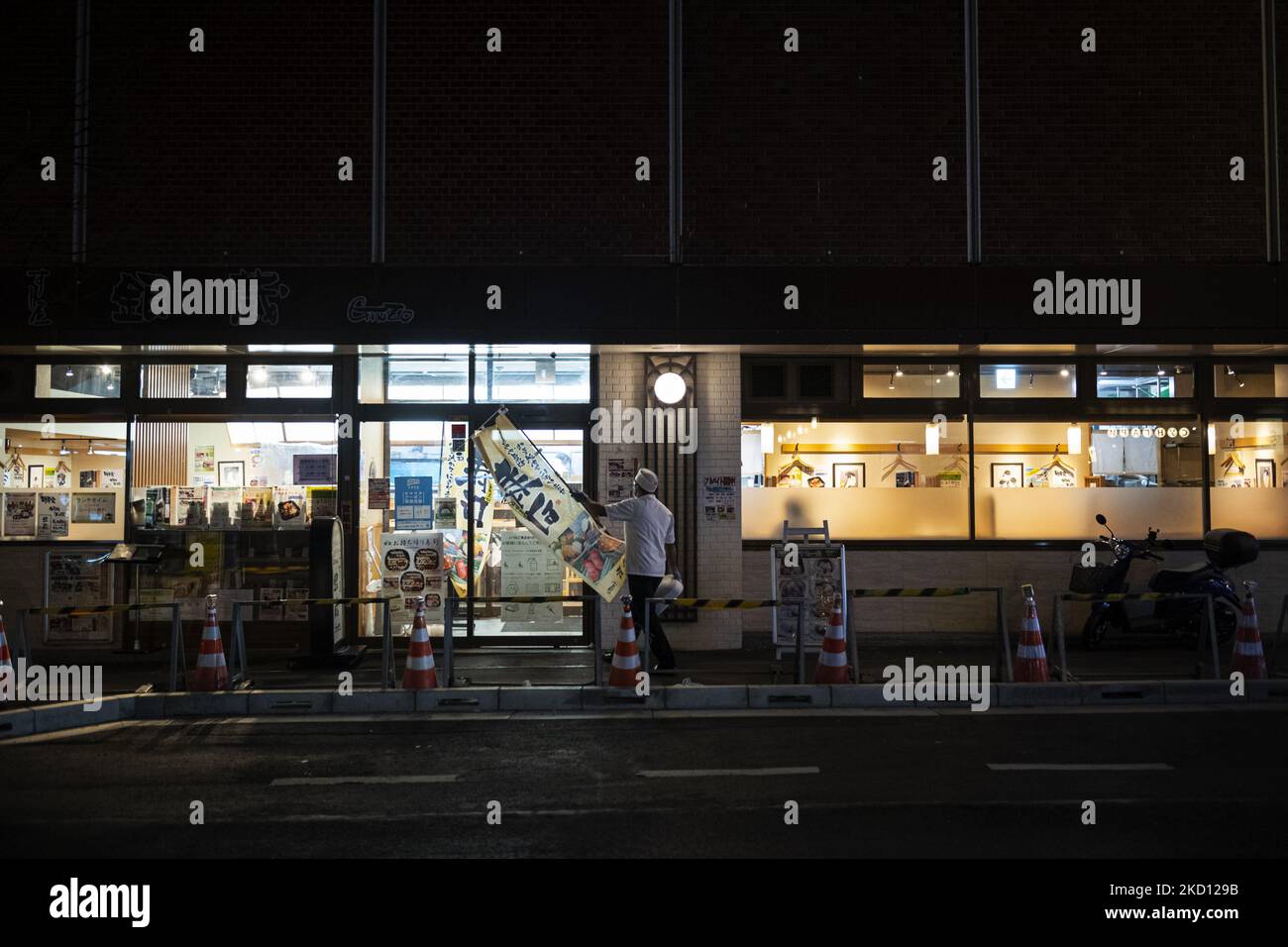 Ein Angestellter schließt die Sushi-Bar in Shinjuku früher als gewöhnlich, da es am 21. Januar in Tokio einen quasi-Ausnahmezustand gab. (Foto von Yusuke Harada/NurPhoto) Stockfoto