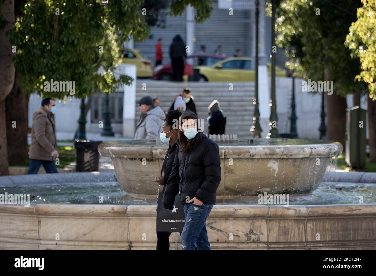 Am 23. Januar 2022 laufen Menschen auf dem Syntagma-Platz in Athen, Griechenland, mit einer geschützten Maske. (Foto von Nikolas Kokovlis/NurPhoto) Stockfoto