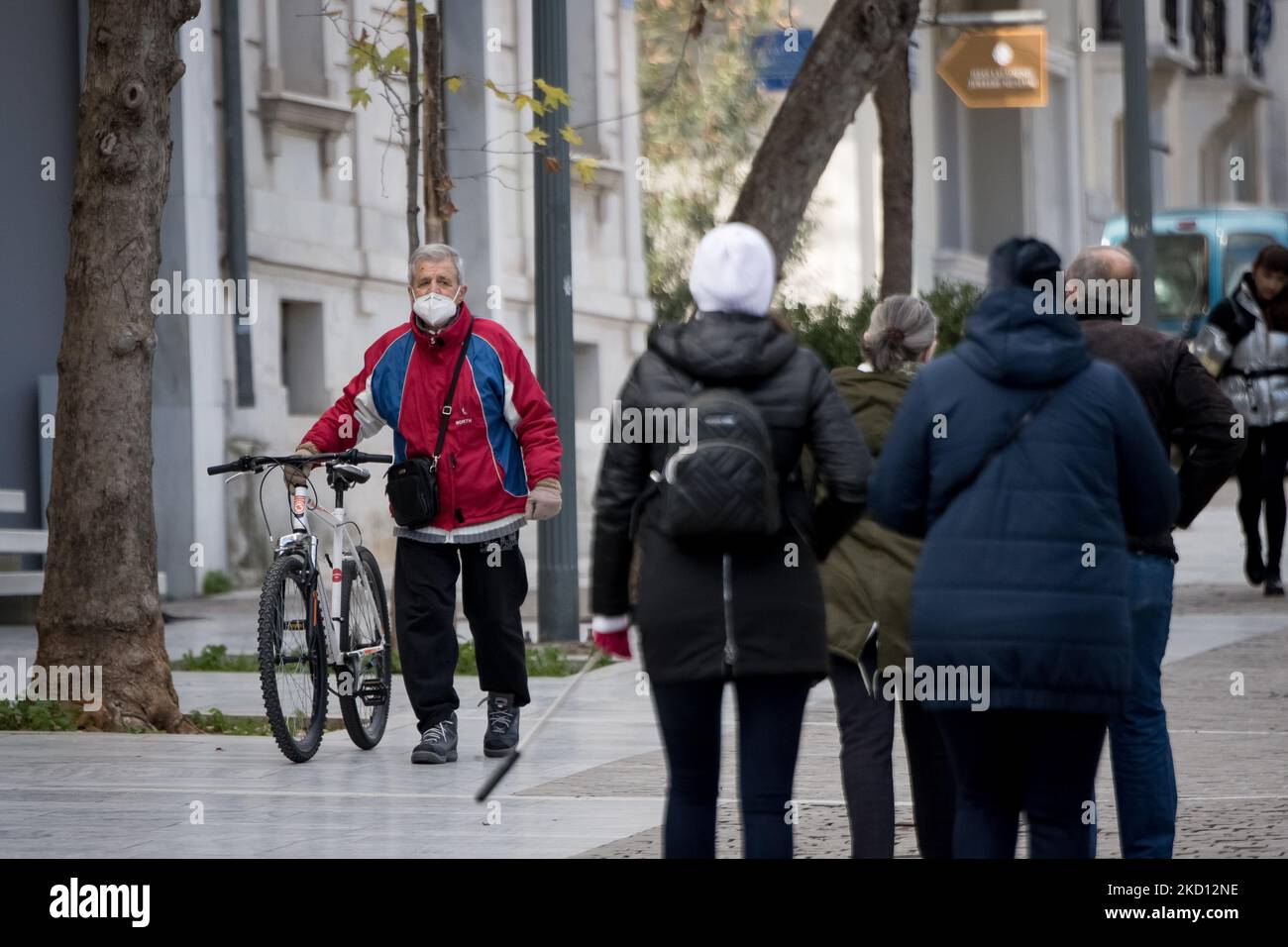Am 23. Januar 2022 läuft ein Mann mit seinem Fahrrad an der Akropolis Heel mit einer geschützten Maske in Athen, Griechenland. (Foto von Nikolas Kokovlis/NurPhoto) Stockfoto