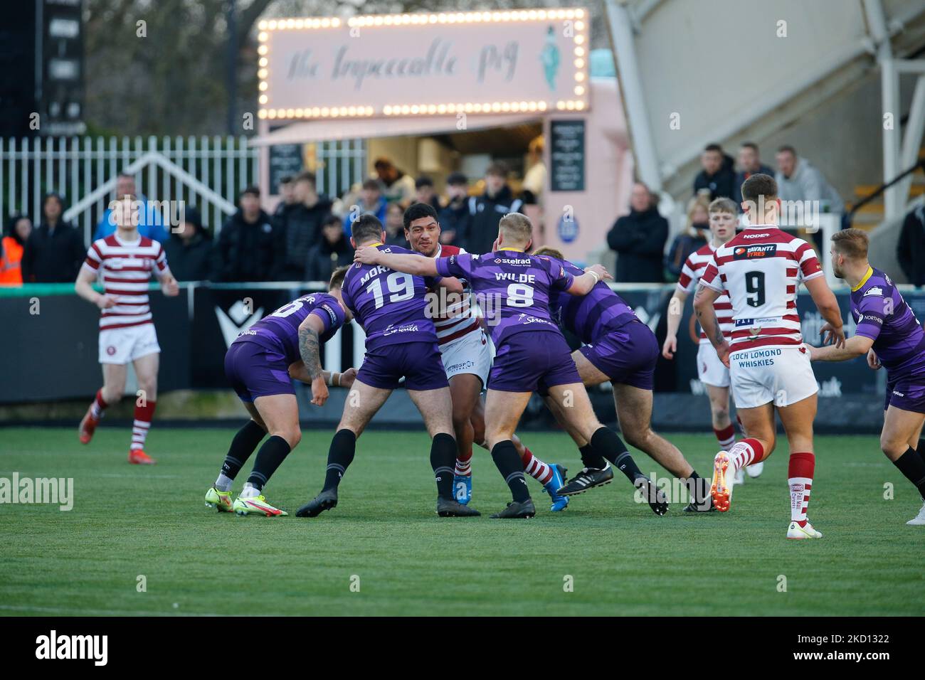 Patrick Mago von Wigan Warriors wird am Samstag, den 22.. Januar 2022, während des Freundschaftsspiel zwischen Newcastle Thunder und Wigan Warriors im Kingston Park, Newcastle, angegangen. (Foto von Chris Lishman/MI News/NurPhoto) Stockfoto