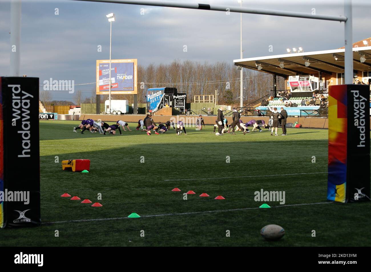 NEWCASTLE UPON TYNE, GROSSBRITANNIEN. JAN 23. Thunder-Spieler wärmen sich vor dem Freundschaftsspiel zwischen Newcastle Thunder und Wigan Warriors im Kingston Park, Newcastle, am Samstag, 22.. Januar 2022 auf. (Foto von Chris Lishman/MI News/NurPhoto) Stockfoto