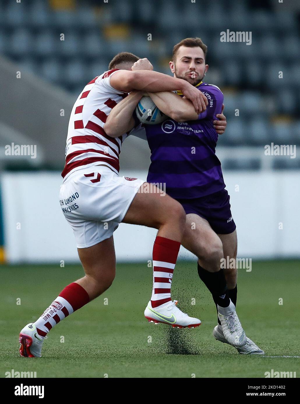 Sam Hallas von Newcastle Thunder wird während des Freundschaftsspiel zwischen Newcastle Thunder und Wigan Warriors im Kingston Park, Newcastle, am Sonntag, den 23.. Januar 2022, angegangen. (Foto von will Matthews/MI News/NurPhoto) Stockfoto