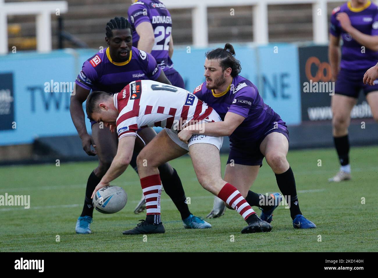 Harry Smith von Wigan Warriors wird von Craig Mullen während des Freundschaftsspiel zwischen Newcastle Thunder und Wigan Warriors im Kingston Park, Newcastle, am Samstag, dem 22.. Januar 2022, angegangen. (Foto von Chris Lishman/MI News/NurPhoto) Stockfoto