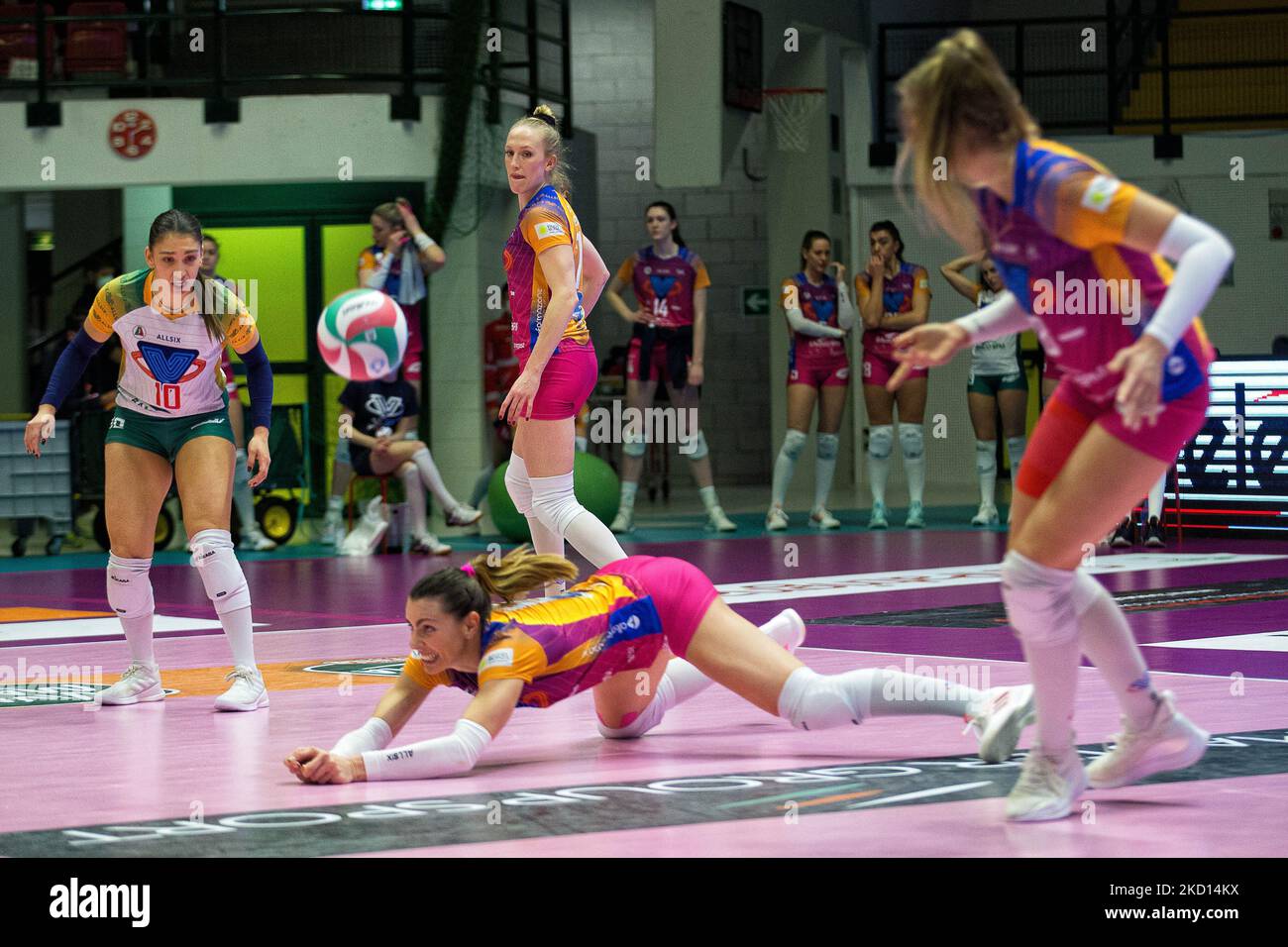 ALESSIA GENNARI (Vero Volley Monza) bei der Verteidigung während des Volleyball italienischen Serie A1 Frauenmatches Vero Volley Monza gegen Volley Bergamo 1991 am 23. Januar 2022 in der Arena di Monza in Monza (MB), Italien (Foto: Valerio Origo/LiveMedia/NurPhoto) Stockfoto