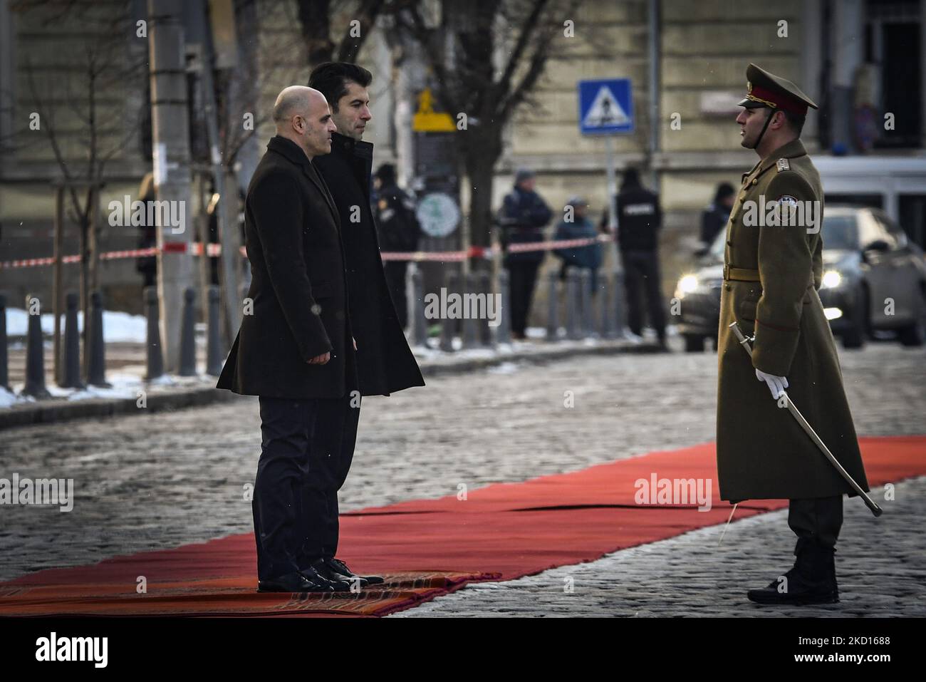 Der Premierminister der Republik Nordmazedonien, Dimitar Kovacevski, und Kiril Petkov, der Premierminister Bulgariens, während der offiziellen Begrüßungszeremonie vor dem Denkmal für den unbekannten Soldaten in Sofia, Bulgarien, am 24. Januar 2022 (Foto: Georgi Paleykov/NurPhoto) Stockfoto