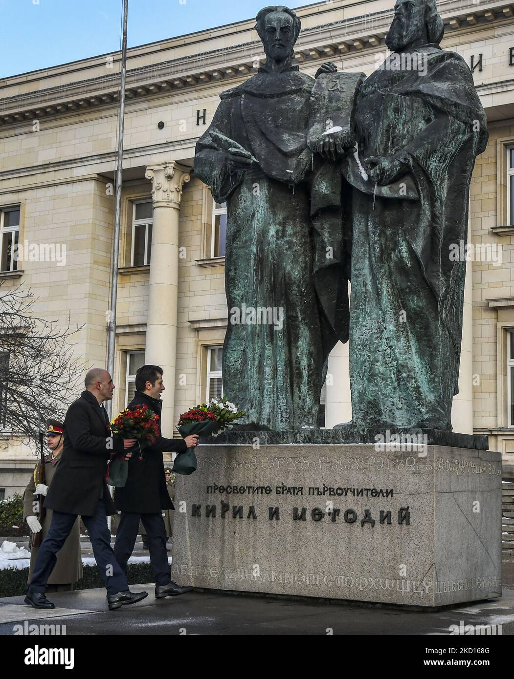 Der Premierminister der Republik Nordmazedonien, Dimitar Kovacevski, und Kiril Petkov, der Premierminister Bulgariens, während der offiziellen Begrüßungszeremonie vor dem Denkmal für den unbekannten Soldaten in Sofia, Bulgarien, am 24. Januar 2022 (Foto: Georgi Paleykov/NurPhoto) Stockfoto