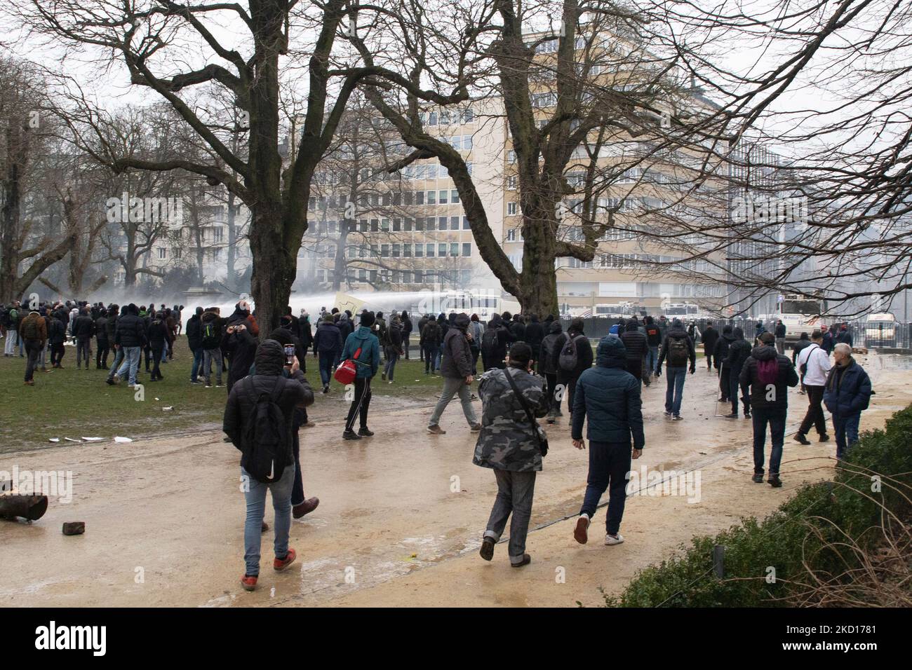 Die Polizei feuern Tränengas auf die gewalttätigen Demonstranten und sprüht sie mit der Wasserwerfer. Tausende protestieren während der europäischen Demonstration für Demokratie gegen Covid-bezogene Maßnahmen wie den COVID Health Pass and Restrictions. Die Unruhen begannen auszubrechen und die Polizei feuern Tränengas und Wasserwerfer, als der Protest gewalttätig wurde. Menschen nehmen an einer Demonstration gegen Gesundheitsmaßnahmen in Brüssel wie dem COVID Health Pass, dem QR-Code, Gesichtsmasken und der obligatorischen Impfung Teil, wobei das Wort liberte als Hauptmotto und auf Transparenten als Freiheit übersetzt wird. Die Behörden schätzten dies um Stockfoto