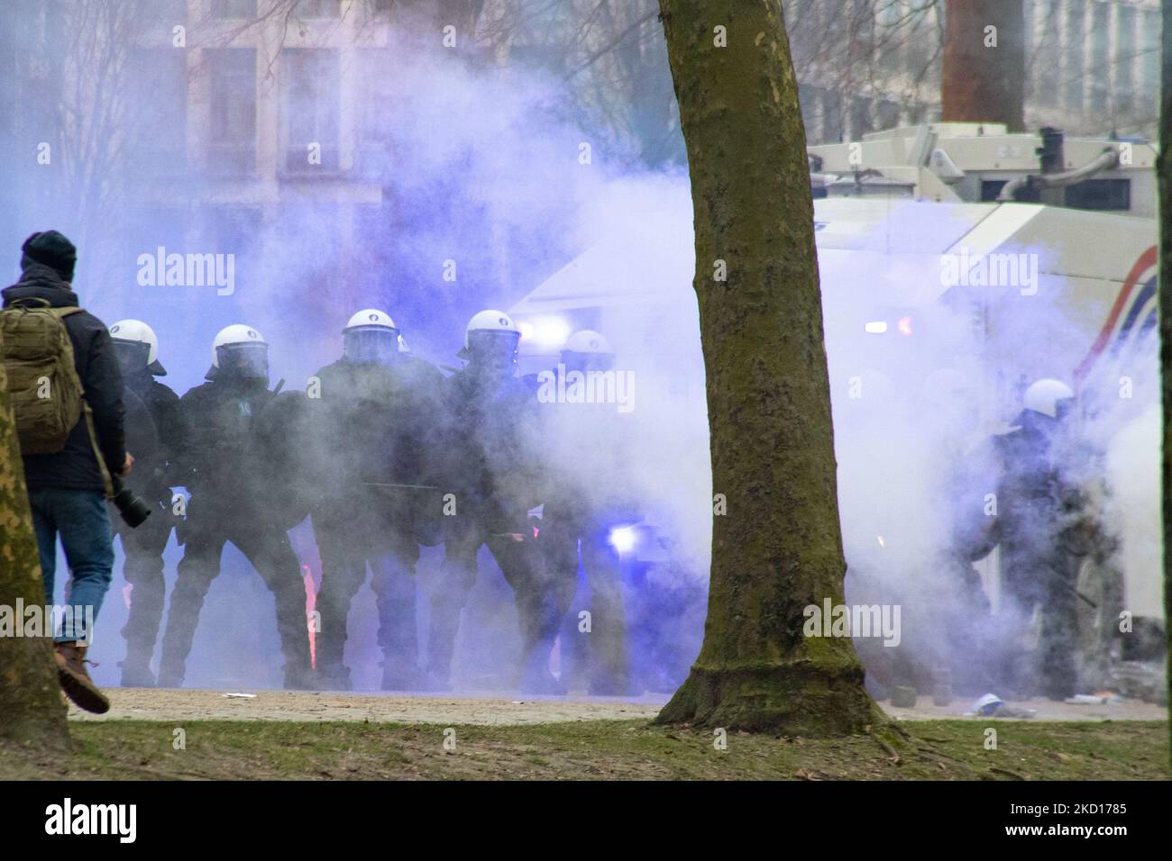 Die Polizei feuern Tränengas auf die gewalttätigen Demonstranten und sprüht sie mit der Wasserkanone aus dem Spezialfahrzeug. Tausende protestieren während der europäischen Demonstration für Demokratie gegen Covid-bezogene Maßnahmen wie den COVID Health Pass and Restrictions. Die Unruhen begannen auszubrechen und die Polizei feuern Tränengas und Wasserwerfer, als der Protest gewalttätig wurde. Menschen nehmen an einer Demonstration gegen Gesundheitsmaßnahmen in Brüssel wie dem COVID Health Pass, dem QR-Code, Gesichtsmasken und der obligatorischen Impfung Teil, wobei das Wort liberte als Hauptmotto und auf Transparenten als Freiheit übersetzt wird. Autori Stockfoto