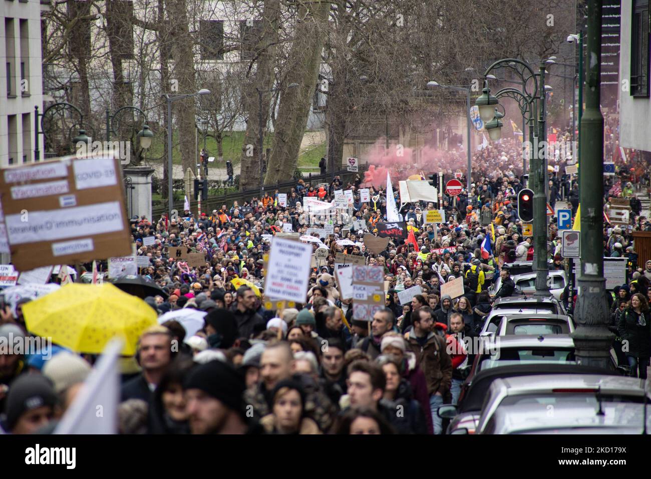 Tausende protestieren während der europäischen Demonstration für Demokratie gegen Covid-bezogene Maßnahmen wie den COVID Health Pass and Restrictions. Die Unruhen begannen auszubrechen und die Polizei feuern Tränengas und Wasserwerfer, als der Protest gewalttätig wurde. Menschen nehmen an einer Demonstration gegen Gesundheitsmaßnahmen in Brüssel wie dem COVID Health Pass, dem QR-Code, Gesichtsmasken und der obligatorischen Impfung Teil, wobei das Wort liberte als Hauptmotto und auf Transparenten als Freiheit übersetzt wird. Die Behörden schätzten, dass rund 50.000 Menschen aus ganz Europa, darunter auch Antivakker, durch die belgische Bevölkerung marschierten Stockfoto