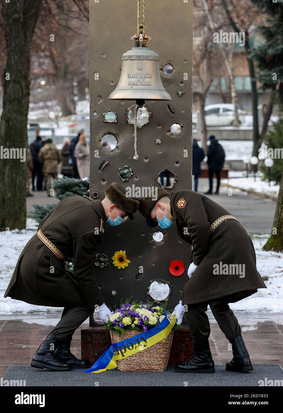 Die Ehrengarde legte Blumen an das Denkmal für die Opfer des Russland-Ukraine-Krieges während der Gedenkkundgebung für die im Kampf gegen russische Terroristen im Donbass-Gebiet im Verteidigungsministerium in Kiew, Ukraine, Getöteten am 20. Januar 2022. (Foto von Sergii Chartschenko/NurPhoto) Stockfoto