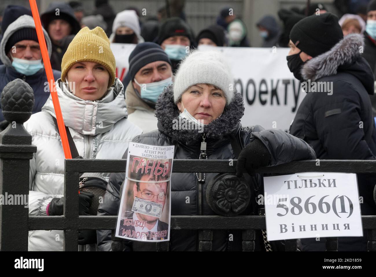 Ukrainische Einzelunternehmer nehmen an einem Protest gegen Änderungen der Steuergesetze vor dem Parlamentsgebäude in Kiew, Ukraine, Teil 25. Januar 2022. Laut lokalen Medien fordern die ukrainischen Kleinunternehmer und Unternehmer die Aufhebung der Änderungen eines Gesetzes über das vereinfachte Steuersystem. (Foto von STR/NurPhoto) Stockfoto