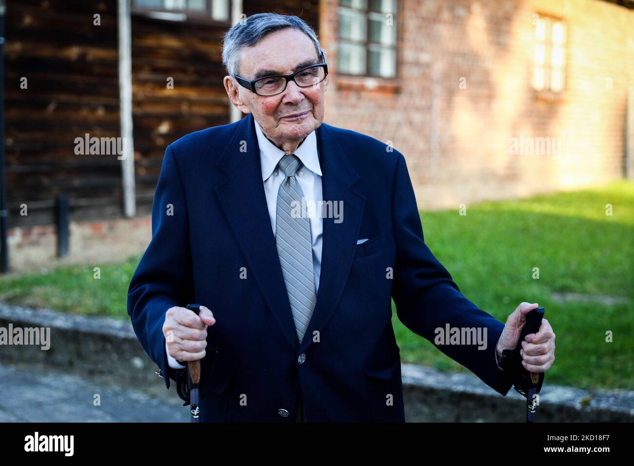 Marian Turski, 95 Jahre alter polnischer Holocaust-Überlebender, Historiker und Journalist, wird während eines Besuchs im Konzentrationslager Auschwitz I an der Gedenkstätte Auschwitz abgebildet. Oswiecim, Polen am 4. Oktober 2021. (Foto von Beata Zawrzel/NurPhoto) Stockfoto