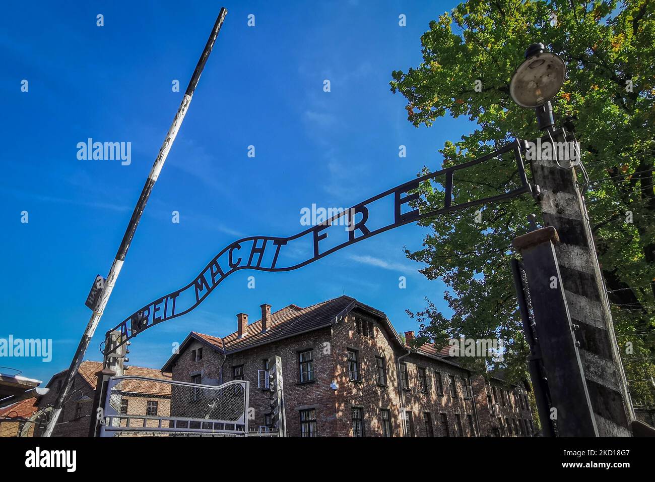 Das Eingangstor mit der Inschrift 'Arbeit Macht frei' im ehemaligen Konzentrationslager Auschwitz I an der Gedenkstätte Auschwitz. Oswiecim, Polen am 4. Oktober 2021. (Foto von Beata Zawrzel/NurPhoto) Stockfoto