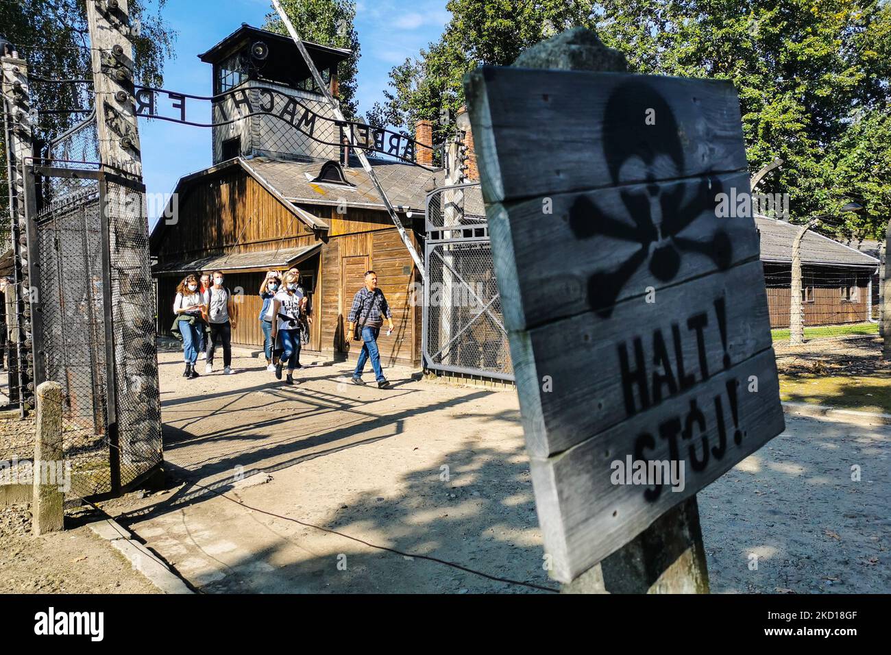 Die Besucher gehen durch das Eingangstor mit der Inschrift „Arbeit Macht frei“ im ehemaligen Konzentrationslager Auschwitz I an der Gedenkstätte Auschwitz. Oswiecim, Polen am 4. Oktober 2021. (Foto von Beata Zawrzel/NurPhoto) Stockfoto