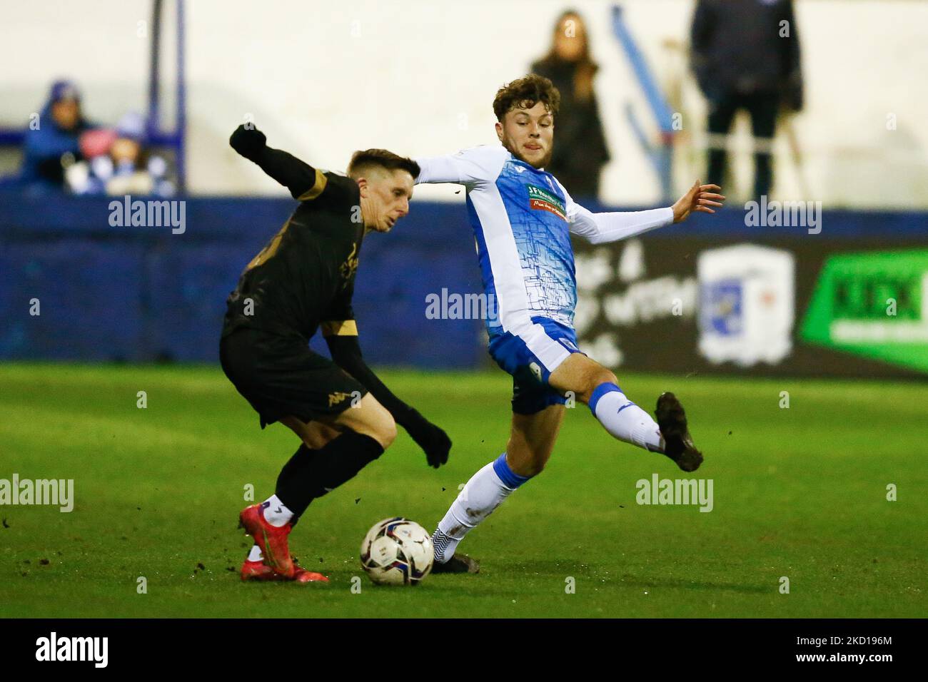 Ashley Hunter von Salford City und Jordan Stevens von Barrow in Aktion während des Sky Bet League 2-Spiels zwischen Barrow und Salford City in der Holker Street, Barrow-in-Furness am Dienstag, den 25.. Januar 2022. (Foto von will Matthews/MI News/NurPhoto) Stockfoto