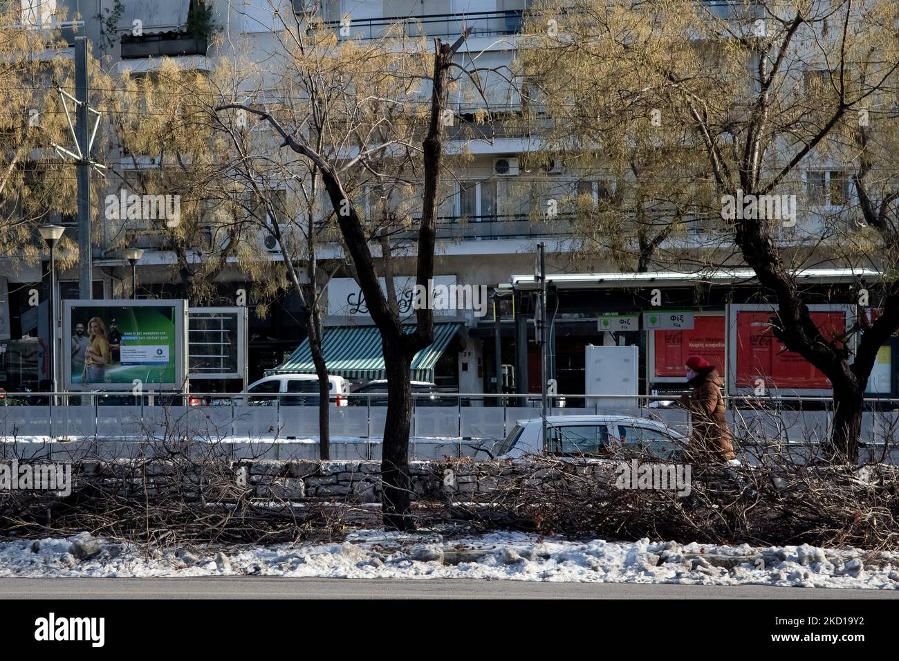 Gebrochene Bäume nach dem Schneefall im Zentrum von Athen, Griechenland am 26. Januar 2022. (Foto von Nikolas Kokovlis/NurPhoto) Stockfoto