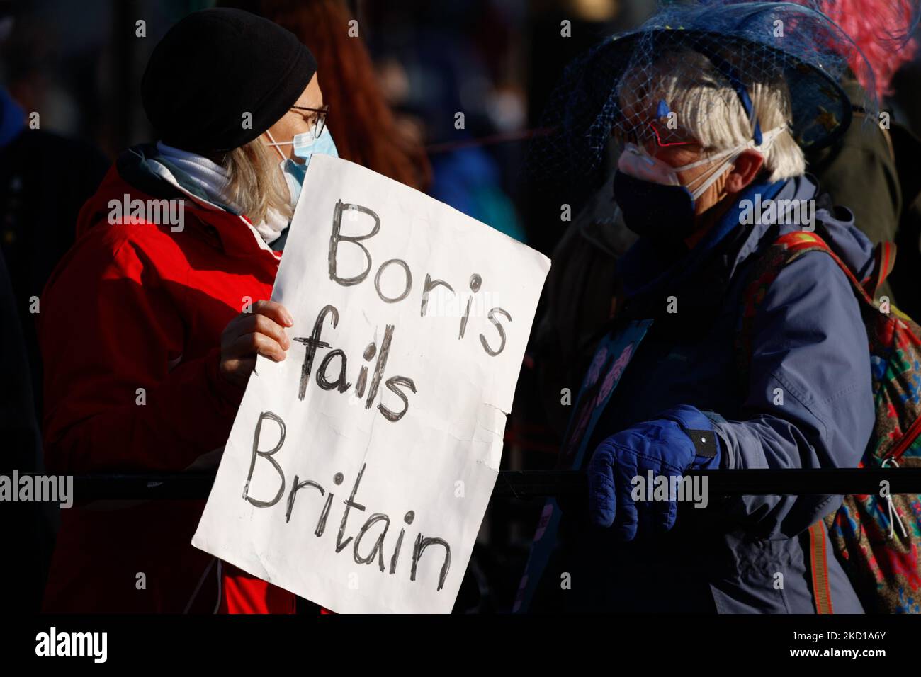 Demonstranten, die sich gegen den britischen Premierminister Boris Johnson stellen, demonstrieren am Nachmittag des wöchentlichen Erscheinens von Johnsons Fragen des Premierministers (PMQs) im Unterhaus in London, England, am 26. Januar 2022 vor dem Parlamentsgebäude. Westminster wartet heute weiterhin auf den Bericht von Herrn Gray über Parteien, die in der Downing Street abgehalten wurden, während das Land während der Coronavirus-Krise gesperrt war. Die Metropolitan Police hat inzwischen gestern bekannt gegeben, dass sie ihre eigenen Ermittlungen wegen angeblicher Regelverstöße in der Downing Street und in Whitehall begonnen hat. Premierminister Boris Johnson Stockfoto