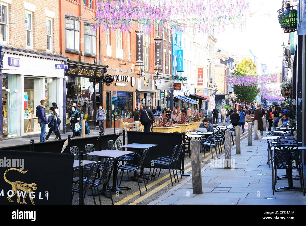 Coburled Bold Street in der Gegend von Ropewalks im Zentrum von Liverpool, jetzt voll von unabhängigen Geschäften, trendigen Cafés und multikulturellen Restaurants, in Herbstsonne, Großbritannien Stockfoto