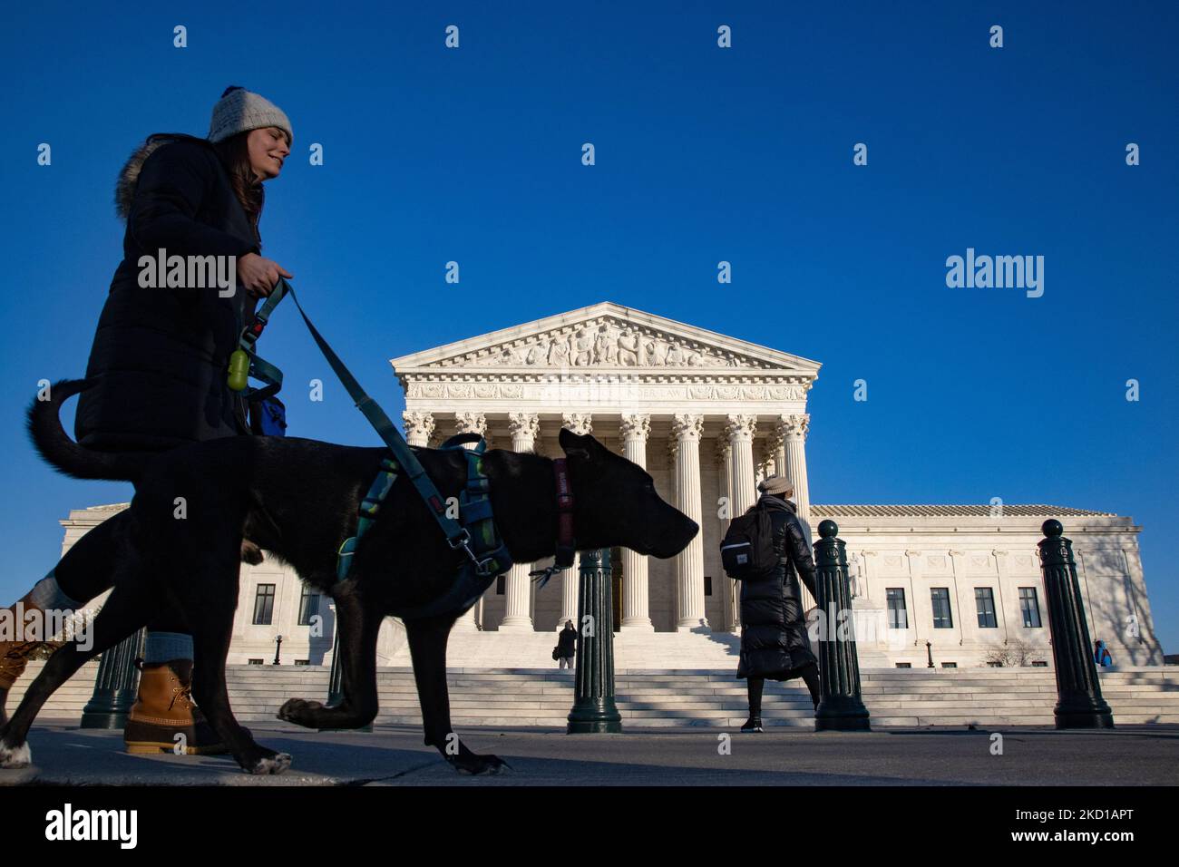 Eine Person geht am 26. Januar 2022 vor den Obersten Gerichtshof, als die Nachricht vergeht, dass der Richter des Obersten Gerichtshofs Stephen Breyer seinen Ruhestand ankündigen wird (Foto: Bryan Olin Dozier/NurPhoto) Stockfoto