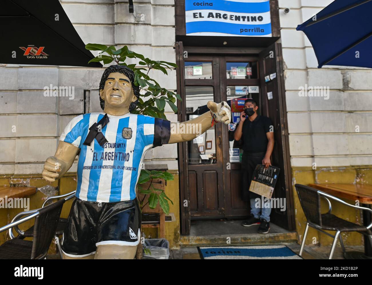 Statue von Diego Maradona vor dem Grillrestaurant „El Argentino“ im Zentrum von San Cristobal de las Casas. Am Dienstag, den 25. Januar 2022, in San Cristobal de las Casas, Chiapas, Mexiko. (Foto von Artur Widak/NurPhoto) Stockfoto