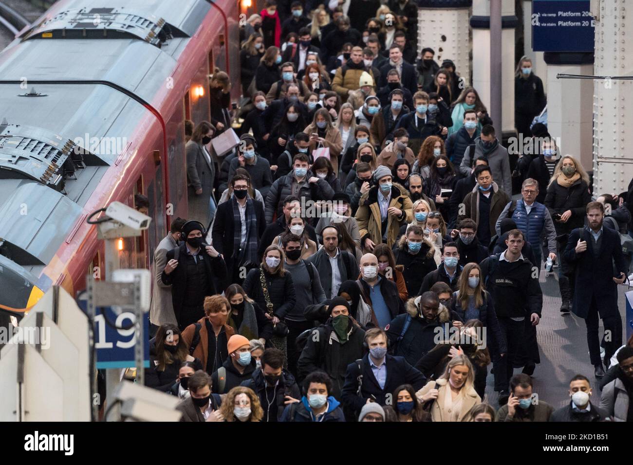 LONDON, VEREINIGTES KÖNIGREICH - 27. JANUAR 2022: Pendler, einige davon tragen weiterhin Gesichtsmasken, kommen während der morgendlichen Hauptverkehrszeit am Bahnhof Waterloo an, da die in England verhängten Plan-B-Beschränkungen, um die Ausbreitung der Omicron-Variante zu verlangsamen, am 27. Januar 2022 in London, England, zu Ende gegangen sind. Ab heute sind Gesichtsbedeckungen in Geschäften und öffentlichen Verkehrsmitteln in England nicht mehr obligatorisch, und Impfstoffzertifikate sind nicht mehr erforderlich, um große Veranstaltungsorte zu betreten. (Foto von Wiktor Szymanowicz/NurPhoto) Stockfoto