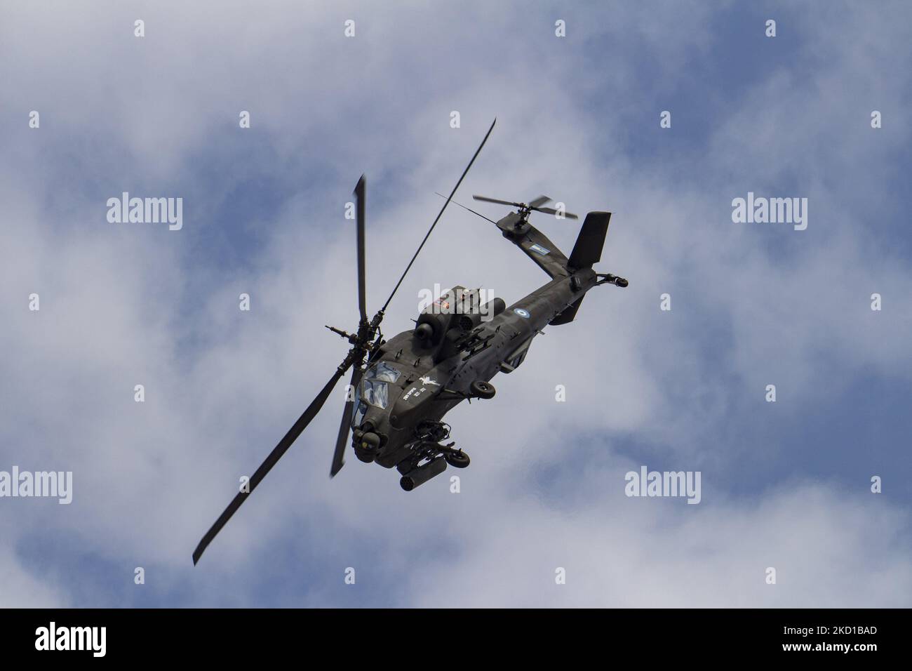 Ein Hubschrauber der griechischen Armee, der Boeing AH-64 Apache, während einer Flugvorführung während der Flugwoche 2021 in Athen auf dem Flughafen der Tanagra Air Base geflogen und manövriert wurde. Der Apache des hellenischen Militärs ist die AH-64D Apache Longbow Version. Das spezifische Flugzeug ist ein zweifach-Turbowellen-Kampfhubschrauber unter dem Rumpf und auf den Flügeln mit einem Maschinengewehr, Raketen, Raketen- und Selbstverteidigungsfähigkeiten. Griechenland, ein Land mit starken Luftstreitkräften, ist Mitglied der NATO-Organisation für den Nordatlantikvertrag. Tanagra, Griechenland am 5. September 2021 (Foto: Nicolas E Stockfoto Ein Hubschrauber der griechischen Armee, der Boeing AH-64 Apache, während einer Flugvorführung während der Flugwoche 2021 in Athen auf dem Flughafen der Tanagra Air Base geflogen und manövriert wurde. Der Apache des hellenischen Militärs ist die AH-64D Apache Longbow Version. Das spezifische Flugzeug ist ein zweifach-Turbowellen-Kampfhubschrauber unter dem Rumpf und auf den Flügeln mit einem Maschinengewehr, Raketen, Raketen- und Selbstverteidigungsfähigkeiten. Griechenland, ein Land mit starken Luftstreitkräften, ist Mitglied der NATO-Organisation für den Nordatlantikvertrag. Tanagra, Griechenland am 5. September 2021 (Foto: Nicolas E Stockfoto