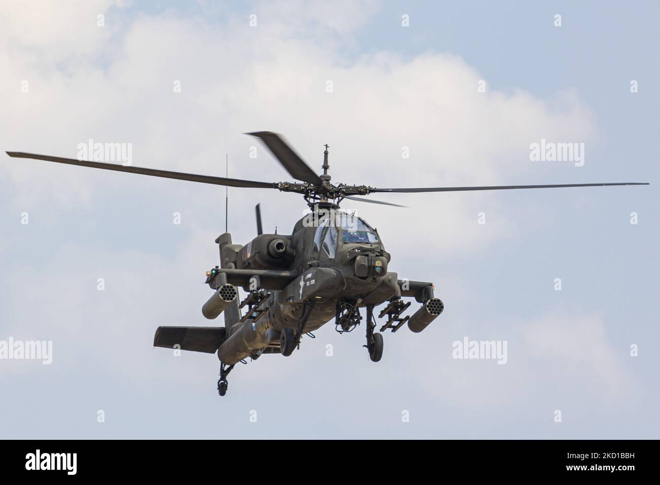 Ein Hubschrauber der griechischen Armee, der Boeing AH-64 Apache, während einer Flugvorführung während der Flugwoche 2021 in Athen auf dem Flughafen der Tanagra Air Base geflogen und manövriert wurde. Der Apache des hellenischen Militärs ist die AH-64D Apache Longbow Version. Das spezifische Flugzeug ist ein zweifach-Turbowellen-Kampfhubschrauber unter dem Rumpf und auf den Flügeln mit einem Maschinengewehr, Raketen, Raketen- und Selbstverteidigungsfähigkeiten. Griechenland, ein Land mit starken Luftstreitkräften, ist Mitglied der NATO-Organisation für den Nordatlantikvertrag. Tanagra, Griechenland am 5. September 2021 (Foto: Nicolas E Stockfoto