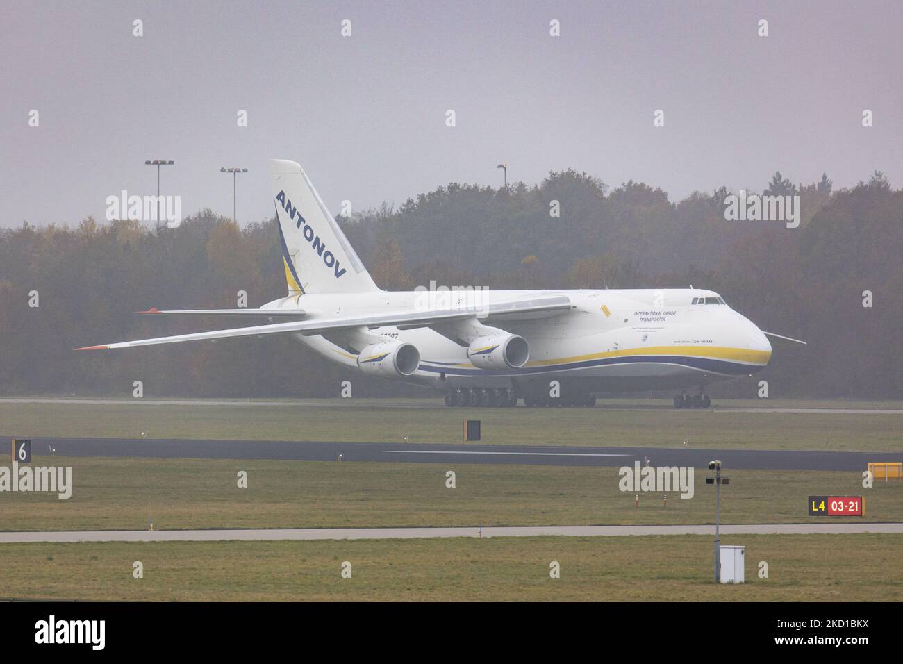 Die Antonov an124 Ruslan ist ein großes, strategisch ausgerüsttes