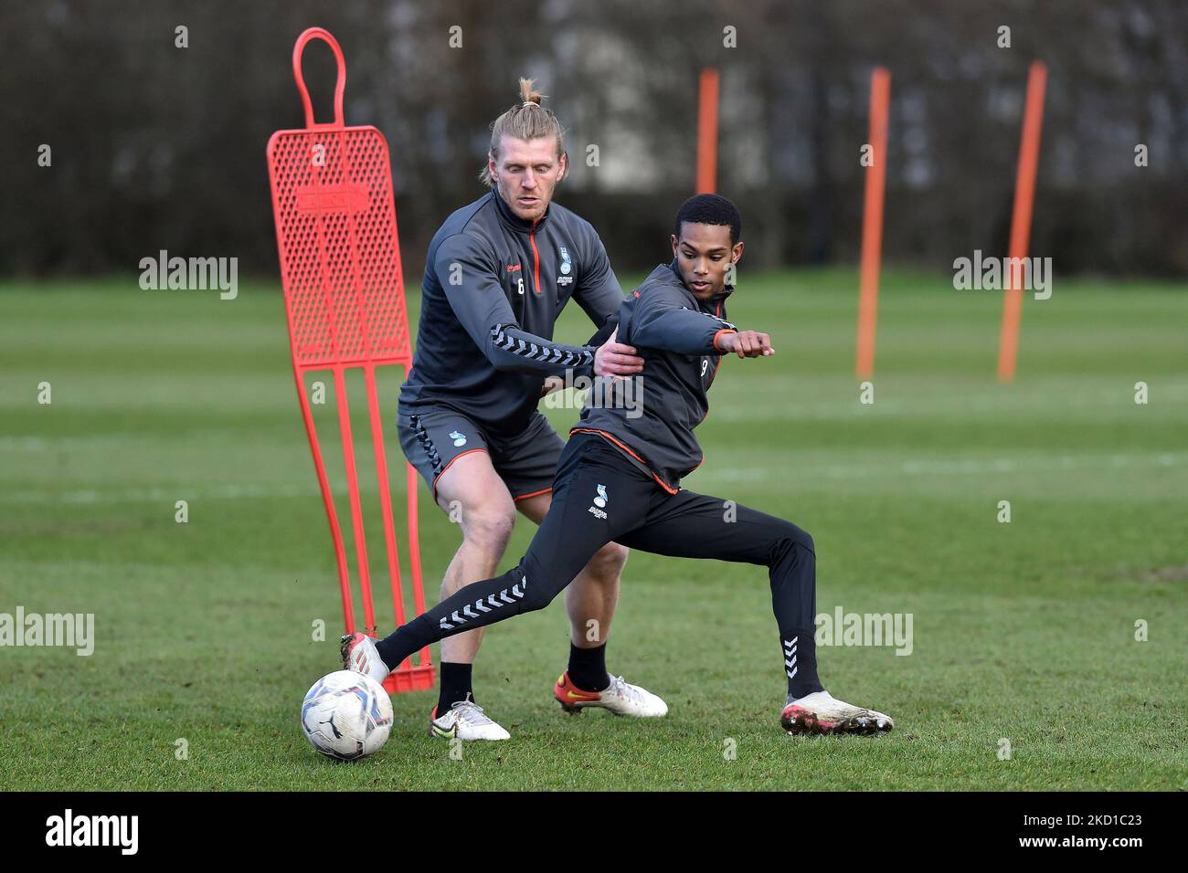 Oldham Athletic's Carl Piergianni und Oldham Athletic's Vani Da Silva