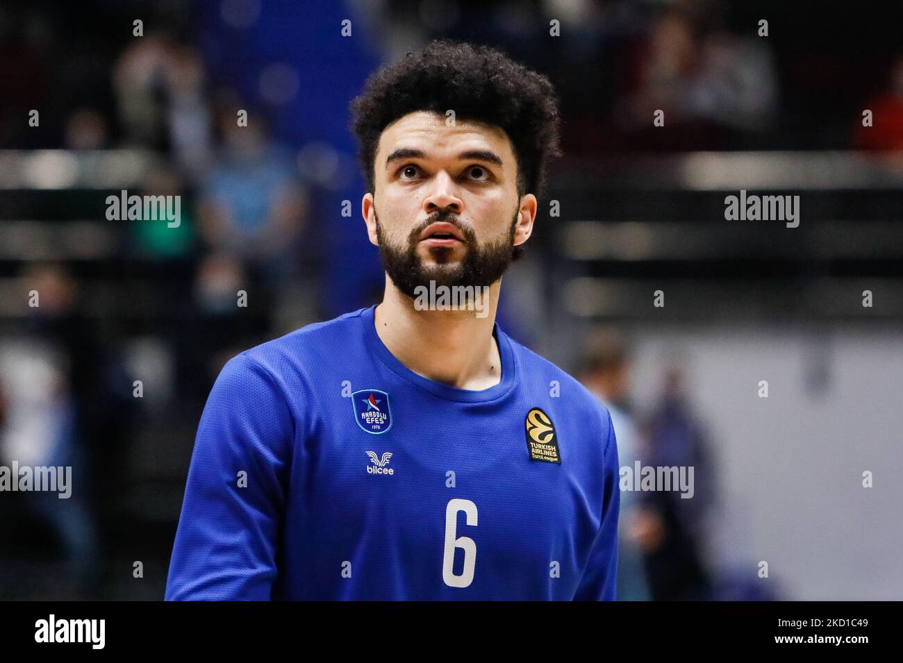 Elijah Bryant von Anadolu Efes Istanbul schaut beim Warm-up vor dem EuroLeague Basketball-Spiel zwischen Zenit St. Petersburg und Anadolu Efes Istanbul am 27. Januar 2022 in der Sibur Arena in Sankt Petersburg, Russland, auf. (Foto von Mike Kireev/NurPhoto) Stockfoto