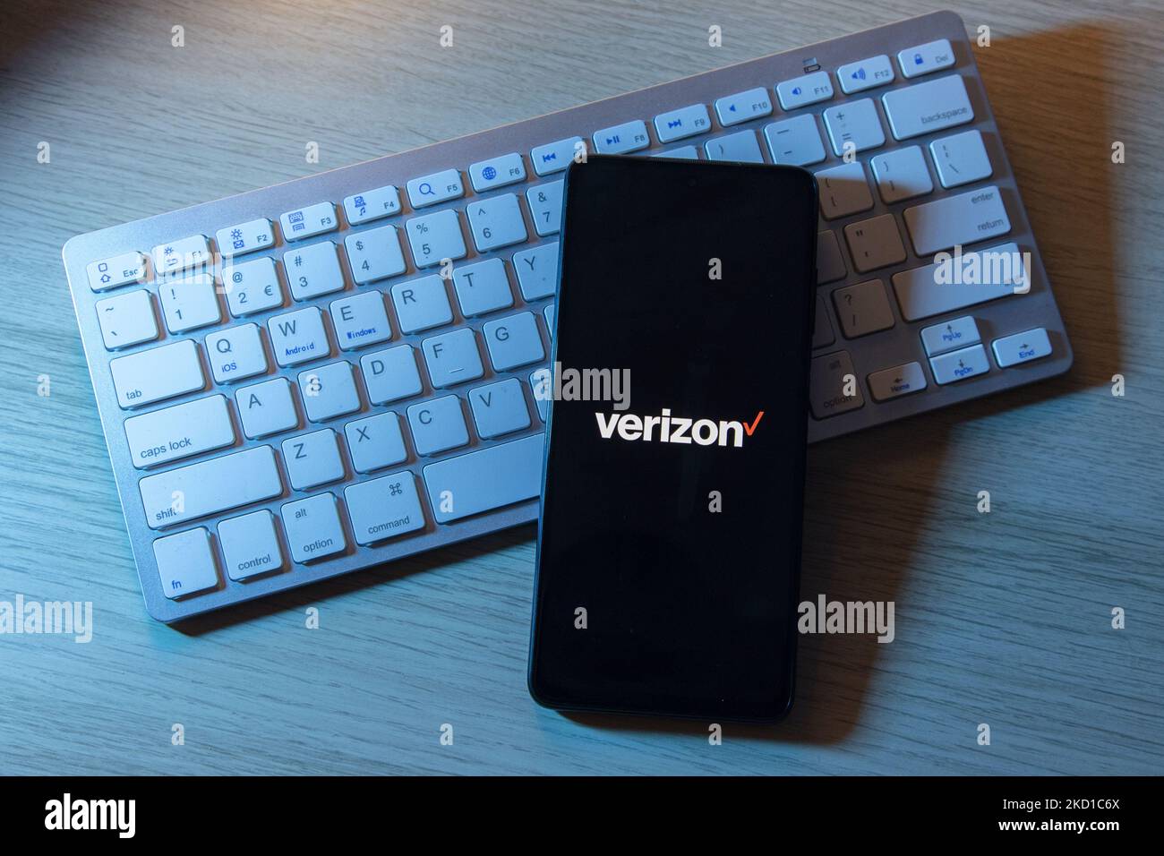 Foto-Illustration eines Verizon Telekommunikationsunternehmens ein Symbol-Logo, das auf einem Smartphone-Display auf einer Tastatur angezeigt wird. Verizon Communications Inc., allgemein bekannt als Verizon, ist ein US-amerikanischer multinationaler Telekommunikationskonzern und ein Unternehmensbestandteil des Dow Jones Industrial Average. Eindhoven, Niederlande am 27. Januar 2022 (Foto Illustration von Nicolas Economou/NurPhoto) Stockfoto
