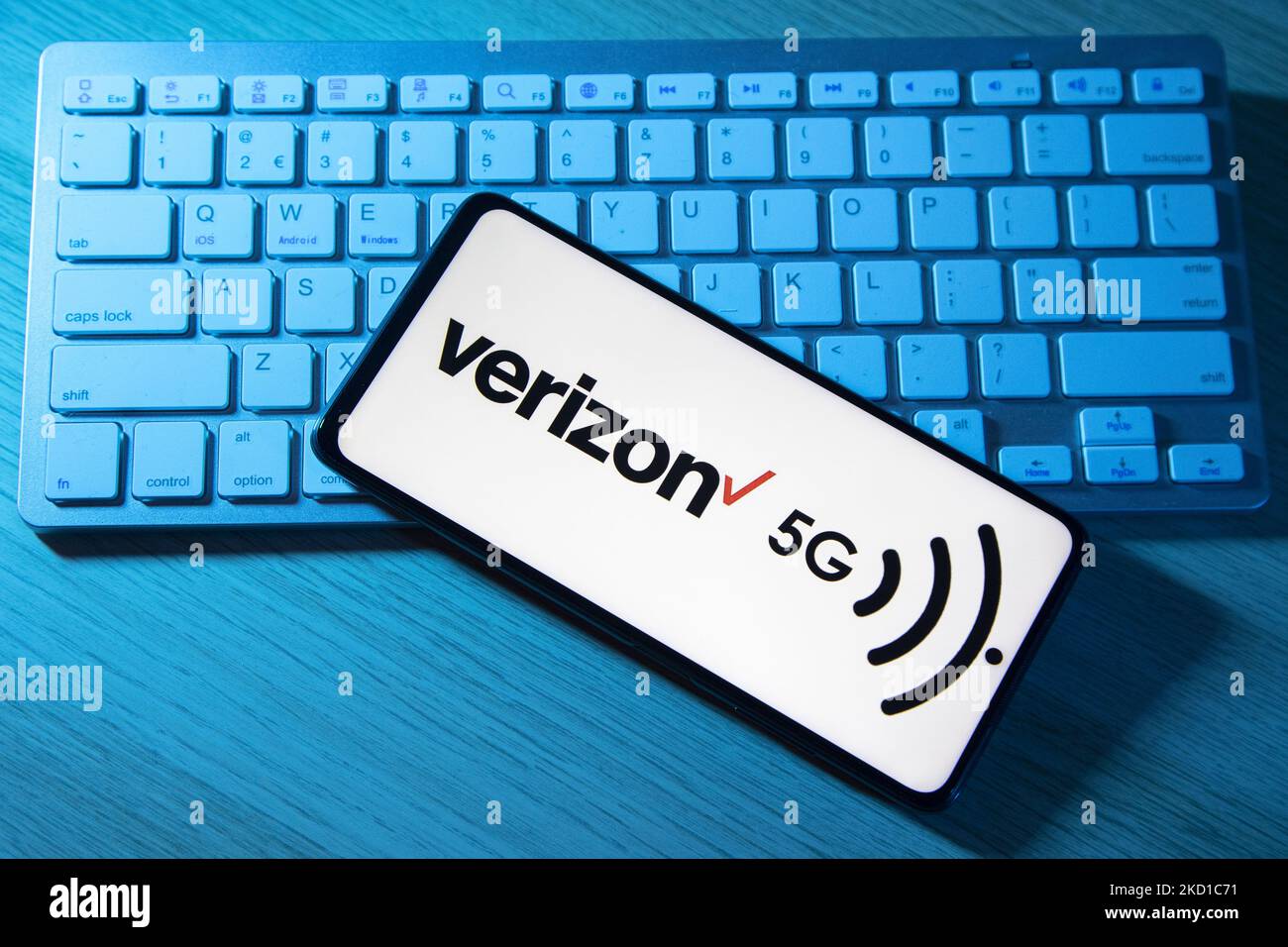 Foto-Illustration eines Verizon-Logos und 5G-Signals. Verizon Telekommunikationsunternehmen, ein Symbol-Logo auf einem Smartphone-Display auf einer Tastatur angezeigt. Verizon Communications Inc., allgemein bekannt als Verizon, ist ein US-amerikanischer multinationaler Telekommunikationskonzern und ein Unternehmensbestandteil des Dow Jones Industrial Average. Eindhoven, Niederlande am 27. Januar 2022 (Foto Illustration von Nicolas Economou/NurPhoto) Stockfoto