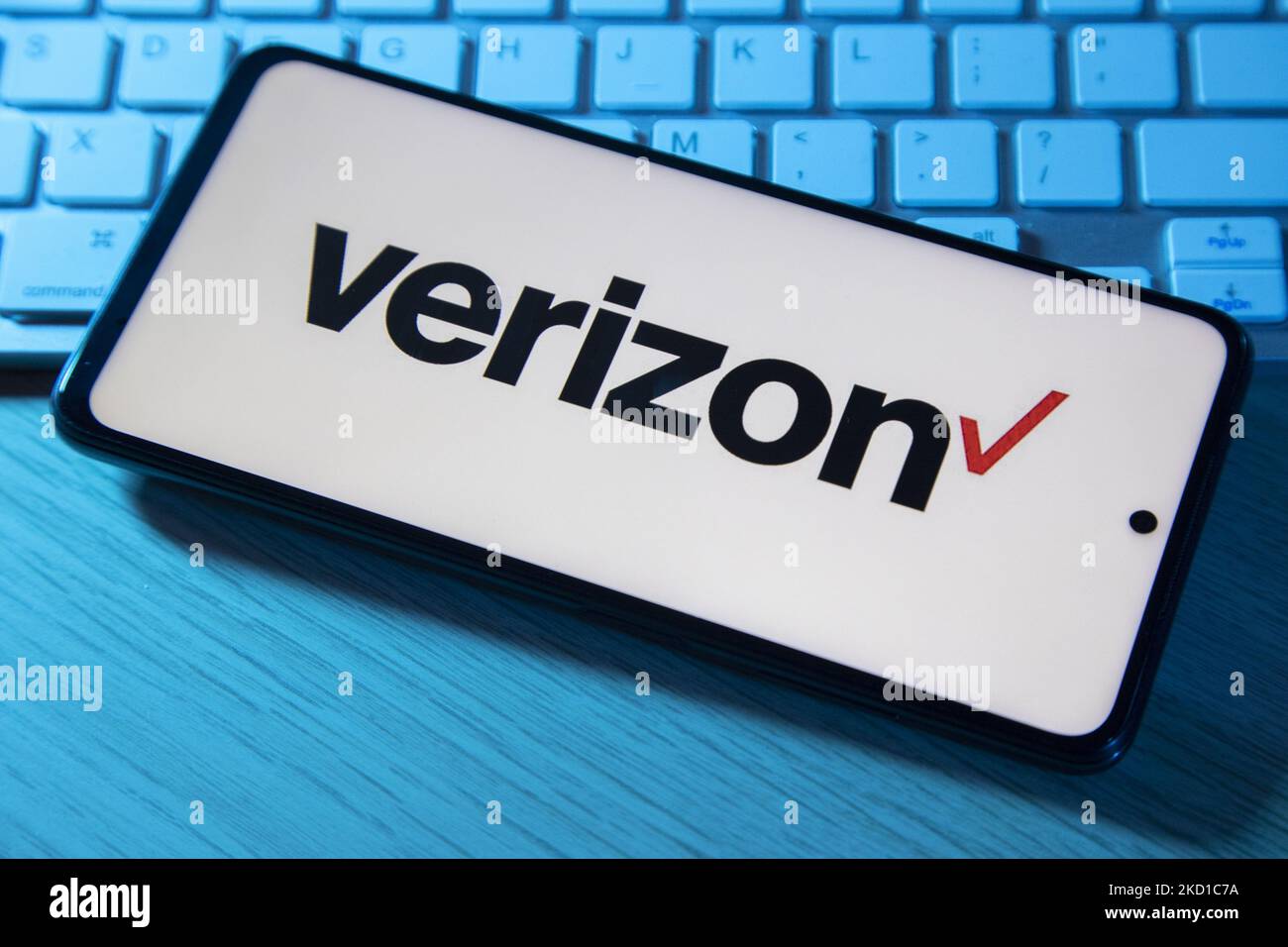 Foto-Illustration eines Verizon Telekommunikationsunternehmens ein Symbol-Logo, das auf einem Smartphone-Display auf einer Tastatur angezeigt wird. Verizon Communications Inc., allgemein bekannt als Verizon, ist ein US-amerikanischer multinationaler Telekommunikationskonzern und ein Unternehmensbestandteil des Dow Jones Industrial Average. Eindhoven, Niederlande am 27. Januar 2022 (Foto Illustration von Nicolas Economou/NurPhoto) Stockfoto