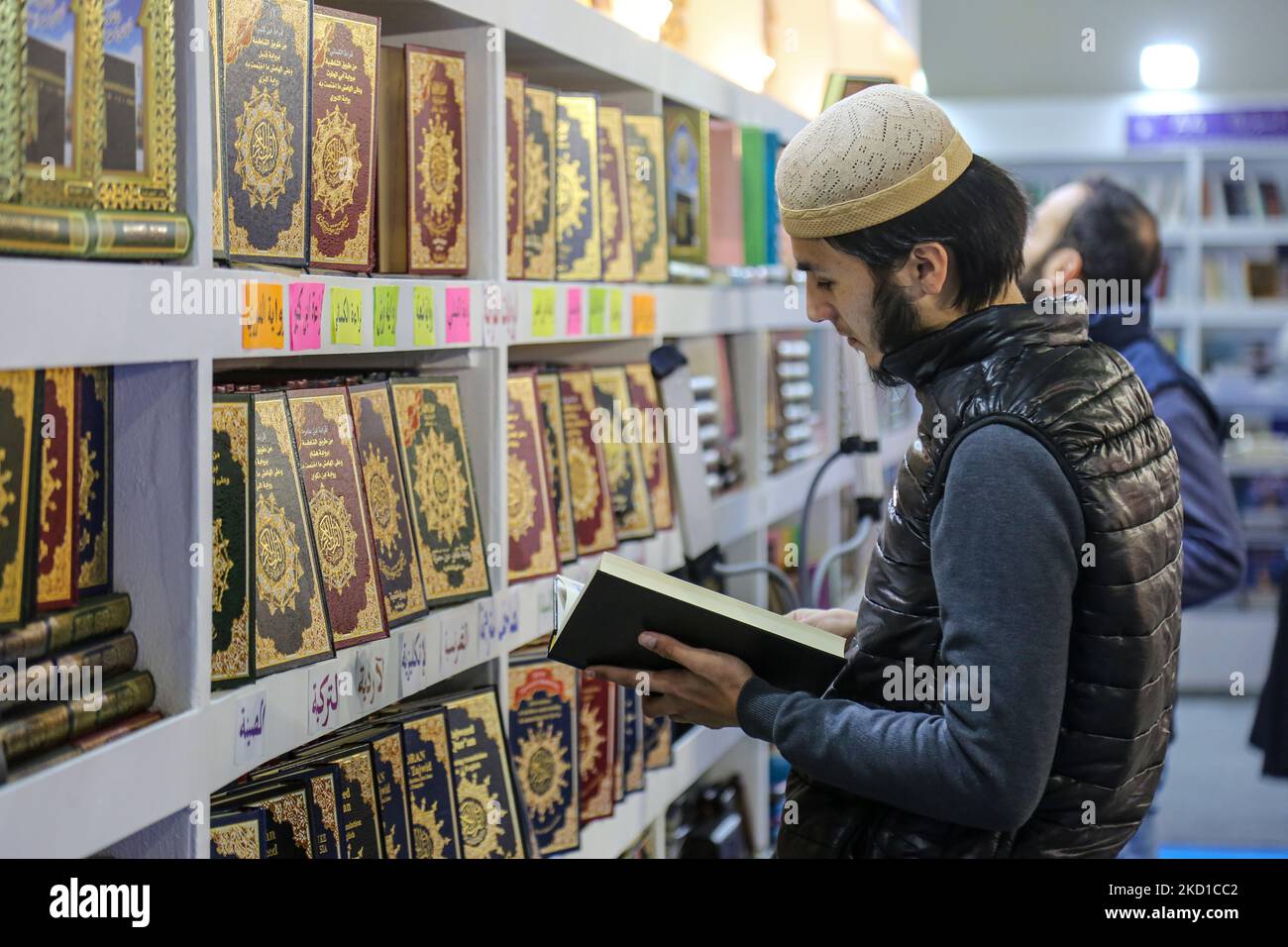 Ein Mann wählt auf der Internationalen Buchmesse in Kairo am Donnerstag, den 27. Januar 2022, eine Gruppe religiöser Bücher aus. In Kairo, Ägypten, nehmen vom 26. Januar bis 7. Februar 53. rund 51 Länder an der internationalen Buchmesse von Kairo Teil. (Foto von Ziad Ahmed/NurPhoto) Stockfoto