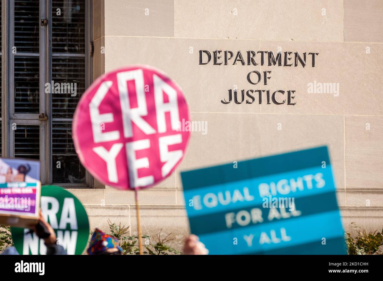 Demonstranten überreichen während einer Kundgebung und eines marsches am 27. Januar 2022 in Washington, DC, eine Petition für die Verabschiedung des Gleichstellungsrechts. Die Demonstranten forderten, dass die Frist für die Ratifizierung durch die Staaten (eine ungewöhnliche Bedingung für eine vorgeschlagene Änderung) entfernt und die ERA ratifiziert wird, und überreichten eine Petition an Generalanwalt Merrick Garland, in der er aufgefordert wurde, den nächsten Schritt im Ratifizierungsprozess zu Unternehmen. Die ERA würde die Diskriminierung aufgrund des Geschlechts in der US-Verfassung verbieten, was bedeutet, dass sie nicht mehr einer gerichtlichen Überprüfung der Gesetzgebung unterliegen würde. Die Rallye markiert das zweite A Stockfoto