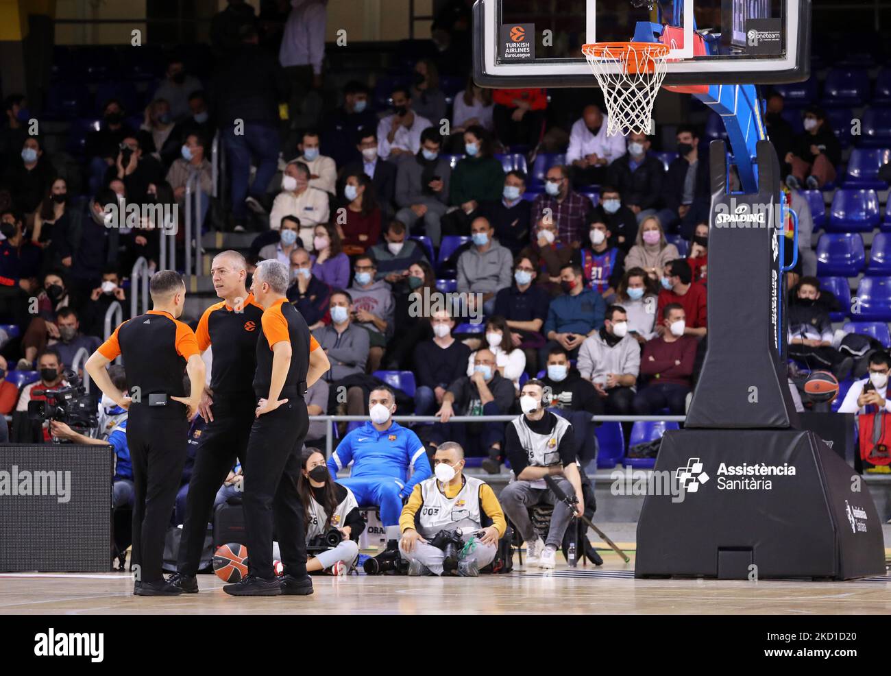 Die Schiedsrichter während des Spiels zwischen dem FC Barcelona und ASVEL Lyon-Villeurbanne, entsprechend der Woche 23 der Euroleague, spielten am 27.. Januar 2022 im Palau Blaugrana in Barcelona, Spanien. -- (Foto von Urbanandsport/NurPhoto) Stockfoto