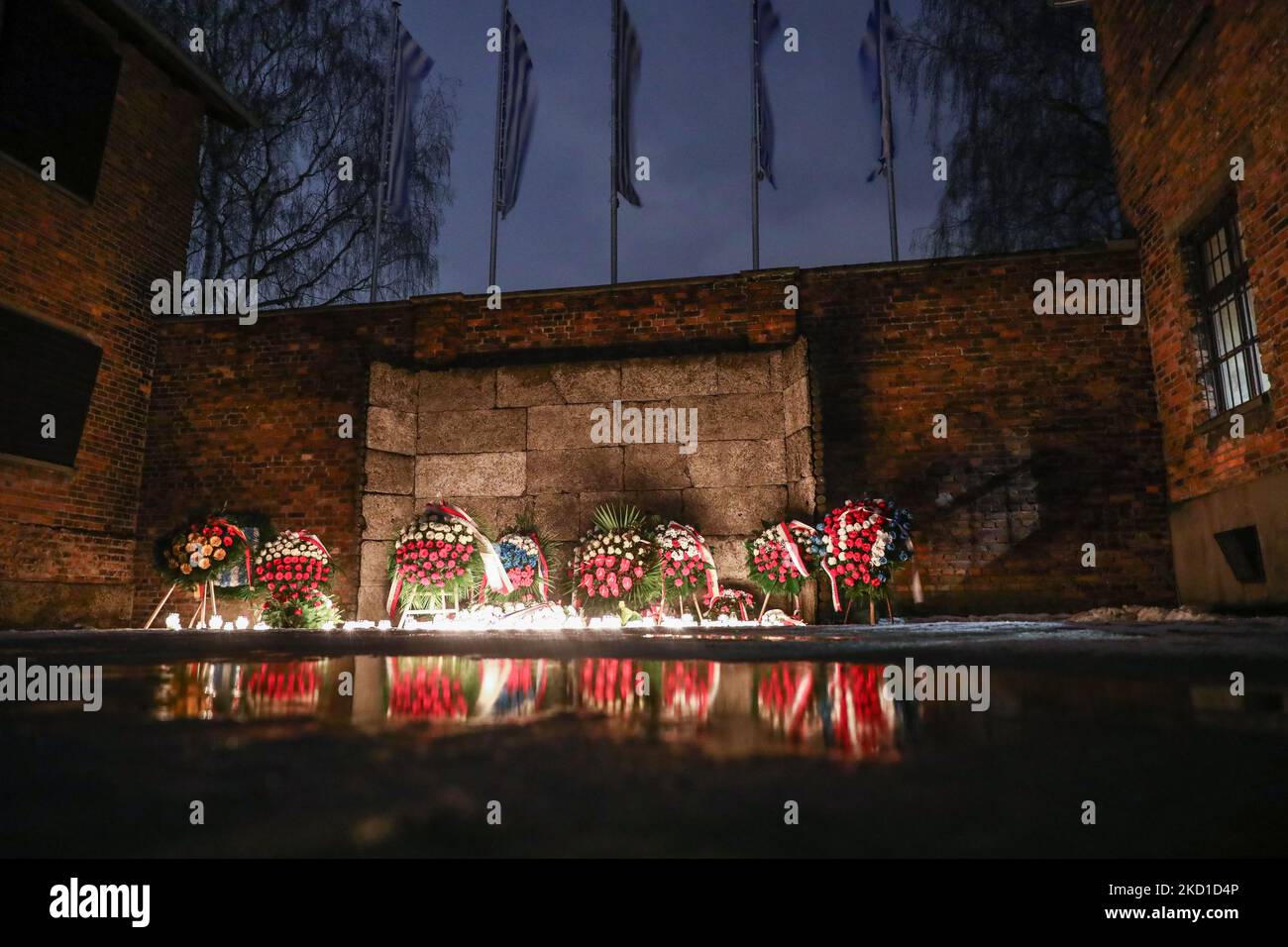 Kerzen und Blumen vor der Todesmauer der Gedenkstätte Auschwitz-Birkenau, während des Internationalen Holocaust-Gedenktages und des 77.. Jahrestages der Befreiung von Auschwitz - Birkenau, am 27. Januar 2022 in Oswiecim, Polen. (Foto von Beata Zawrzel/NurPhoto) Stockfoto