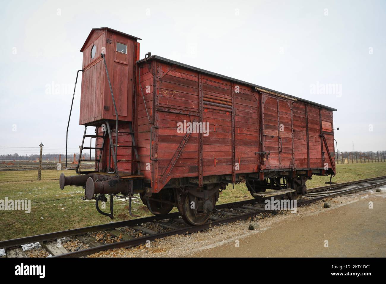Am 27. Januar 2022 ist im ehemaligen KZ-Vernichtungslager Auschwitz II-Birkenau in Brzezinka bei Oswiecim, Polen, ein Originalwagen für Deportationen zu sehen. (Foto von Beata Zawrzel/NurPhoto) Stockfoto
