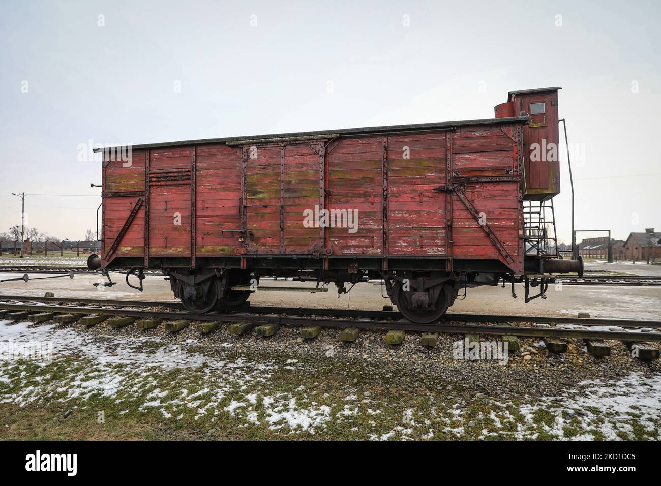 Am 27. Januar 2022 ist im ehemaligen KZ-Vernichtungslager Auschwitz II-Birkenau in Brzezinka bei Oswiecim, Polen, ein Originalwagen für Deportationen zu sehen. (Foto von Beata Zawrzel/NurPhoto) Stockfoto