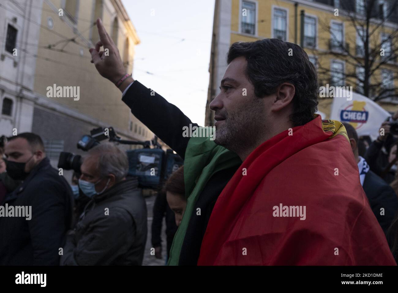 André Ventura von der Chega-Partei führt am 28. Januar 2022 in Lissabon, Portugal, einen Wahlkampf mit den Anhängern für die Wahlen zum Premierminister. André Ventura von der Chega-Partei kämpft auf der Straße für die Wahlen zum Premierminister am 30.. Januar, um näher am Volk zu sein. (Foto von Nuno Cruz/NurPhoto) Stockfoto