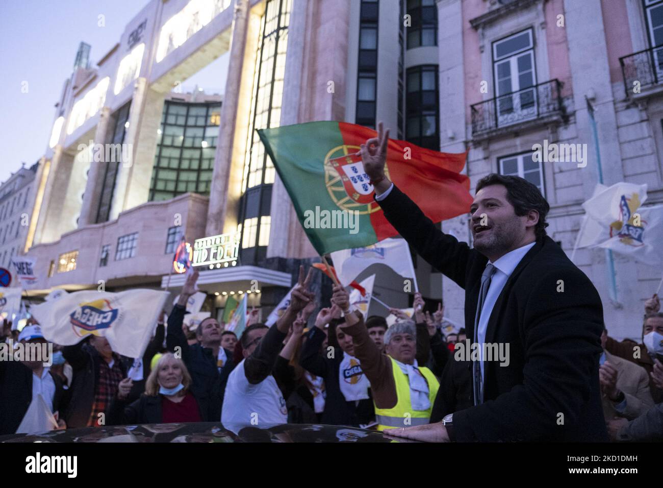 André Ventura von der Chega-Partei führt am 28. Januar 2022 in Lissabon, Portugal, einen Wahlkampf mit den Anhängern für die Wahlen zum Premierminister. André Ventura von der Chega-Partei kämpft auf der Straße für die Wahlen zum Premierminister am 30.. Januar, um näher am Volk zu sein. (Foto von Nuno Cruz/NurPhoto) Stockfoto