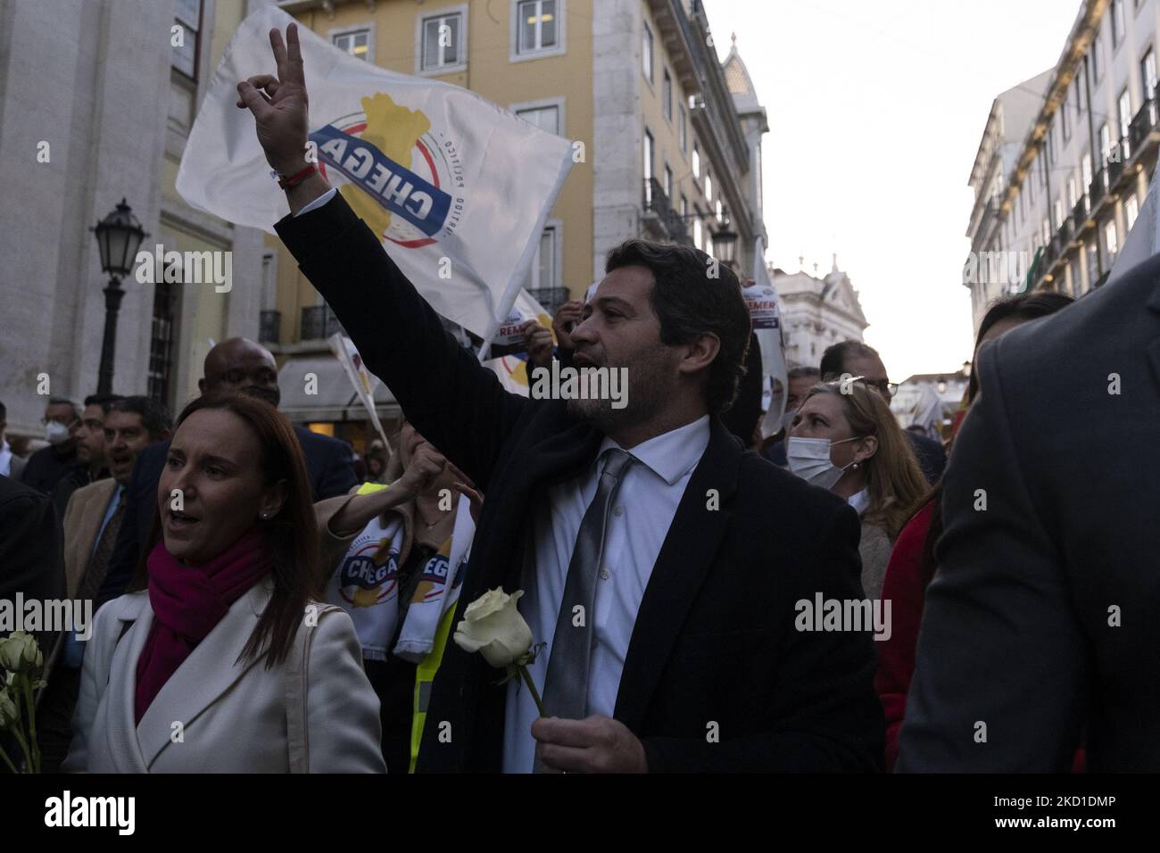 André Ventura von der Chega-Partei führt am 28. Januar 2022 in Lissabon, Portugal, einen Wahlkampf mit den Anhängern für die Wahlen zum Premierminister. André Ventura von der Chega-Partei kämpft auf der Straße für die Wahlen zum Premierminister am 30.. Januar, um näher am Volk zu sein. (Foto von Nuno Cruz/NurPhoto) Stockfoto