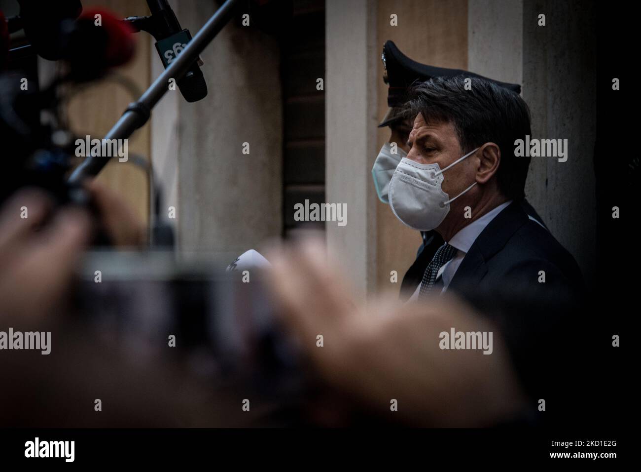 Giuseppe Conte der ehemalige Präsident des Ministerrats der Italienischen Republik verlässt das italienische Parlament am 5. Tag der Abstimmung über die Wahl des Präsidenten der Republik, am 28. Januar 2022 in Rom, Italien. Das italienische Parlament stimmt für einen neuen Staatschef, der den scheidenden Sergio Mattarella ersetzen soll. (Foto von Andrea Ronchini/NurPhoto) Stockfoto