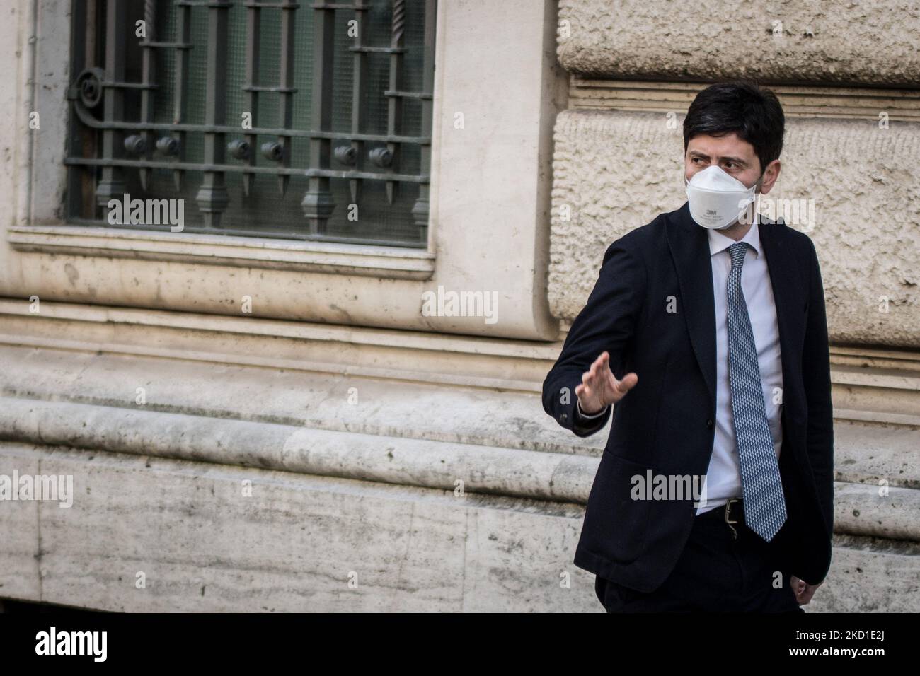 Der italienische Senator verlässt am 28. Januar 2022 in Rom, Italien, das italienische Parlament an fünf Tagen, an denen er für die Wahl des Präsidenten der Republik gestimmt hat. Das italienische Parlament stimmt für einen neuen Staatschef, der den scheidenden Sergio Mattarella ersetzen soll. (Foto von Andrea Ronchini/NurPhoto) Stockfoto