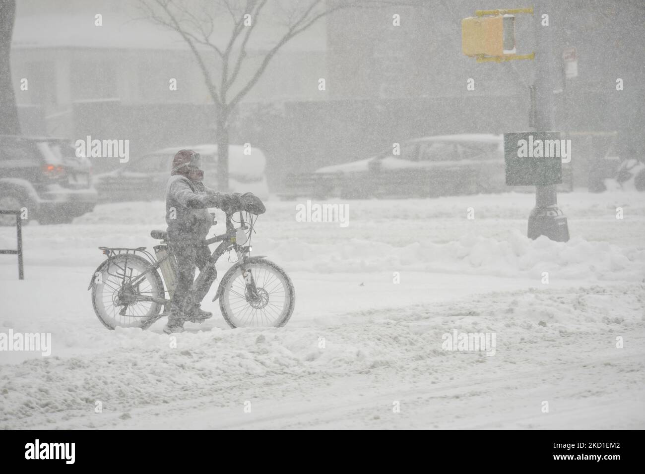 Am Samstag, den 29. Januar 2022, fällt in New York City ein starker Schneesturm in Brooklyn. Laut dem National Weather Service wird New York City während des ersten großen Nor'Oster-Sturms der Saison voraussichtlich 8 bis 12 Zoll Schnee und Windböen von 40 bis 45 mph erhalten. Es gibt eine 24-stündige Warnung für Winterstürme, die um 7pm Uhr am Freitag beginnt und am Samstag um 7pm Uhr endet. (Foto von Deccio Serrano/NurPhoto) Stockfoto