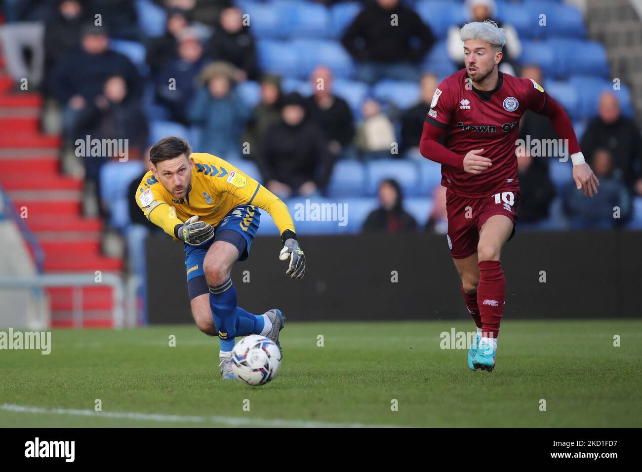 Danny Rogers von Oldham Athletic rollt den Ball während des Sky Bet League 2-Spiels zwischen Oldham Athletic und Rochdale im Boundary Park, Oldham am Samstag, 29.. Januar 2022. (Foto von Pat Scaasi/MI News/NurPhoto) Stockfoto