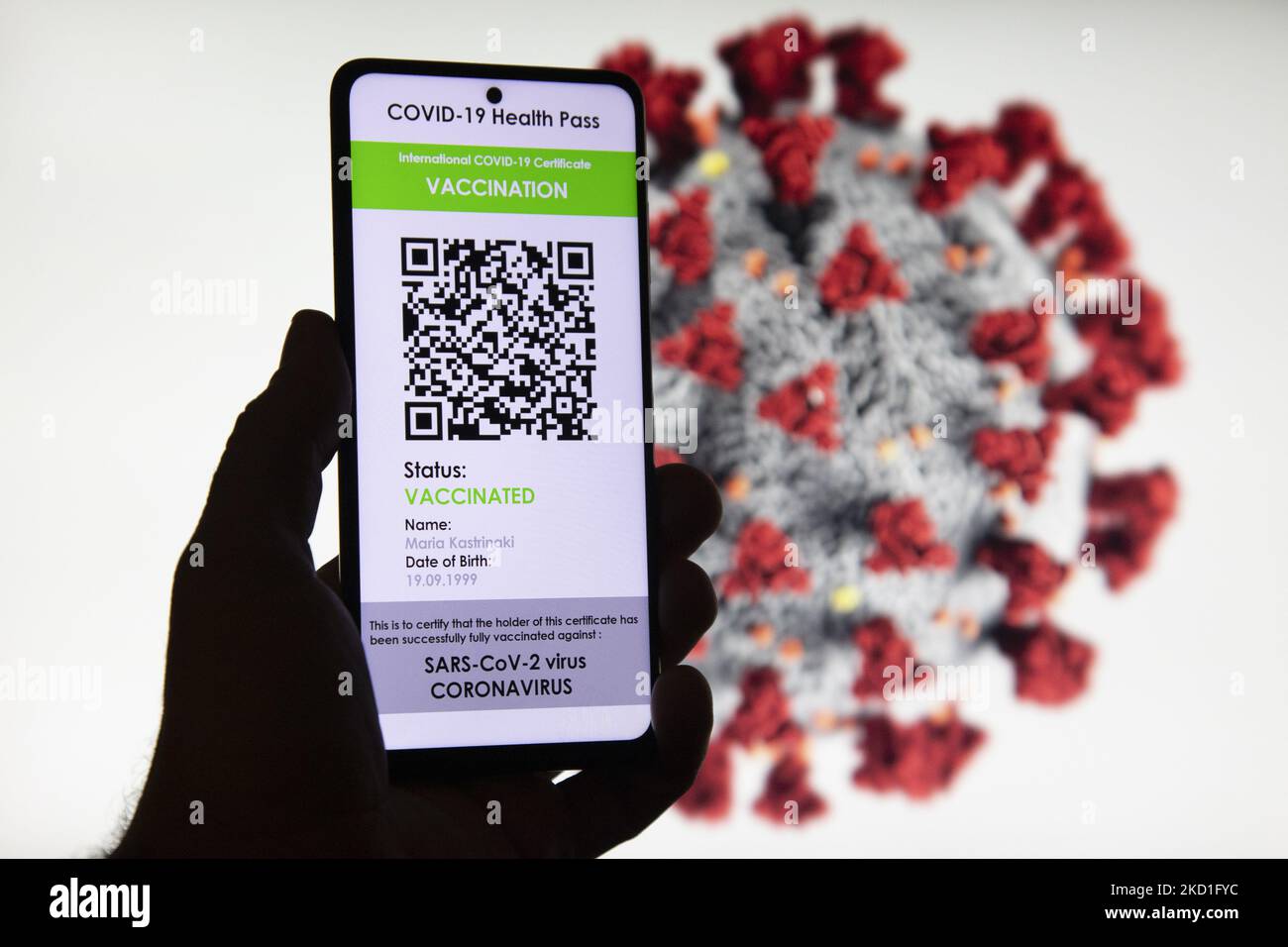 COVID Green Pass Impfpass - Foto-Illustration eines Displays eines Mobiltelefons mit einem International COVID Symbol Green Pass und einer Coronavirus-Illustration auf dem Bildschirm im Hintergrund. Der digitale Covid-19-Impfpass mit QR, einem internationalen Impfpass oder Gesundheitsausweis. Foto zum Thema gefälschte QR-Impfzertifikate. Derzeit breitet sich die Pandemie auf der fünften Welle des Coronavirus aus, wobei die omicron-Mutation die dominante Variante ist. Eindhoven, Niederlande am 29. Januar 2022 (Foto: Nicolas Economou/NurPhoto) Stockfoto