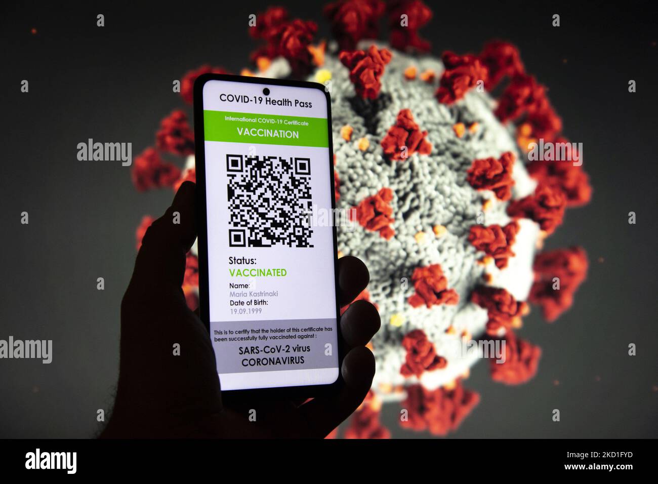 COVID Green Pass Impfpass - Foto-Illustration eines Displays eines Mobiltelefons mit einem International COVID Symbol Green Pass und einer Coronavirus-Illustration auf dem Bildschirm im Hintergrund. Der digitale Covid-19-Impfpass mit QR, einem internationalen Impfpass oder Gesundheitsausweis. Foto zum Thema gefälschte QR-Impfzertifikate. Derzeit breitet sich die Pandemie auf der fünften Welle des Coronavirus aus, wobei die omicron-Mutation die dominante Variante ist. Eindhoven, Niederlande am 29. Januar 2022 (Foto: Nicolas Economou/NurPhoto) Stockfoto